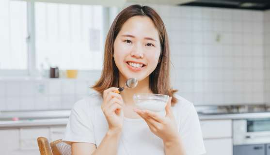 お昼休憩でご飯を食べている女性のイメージ